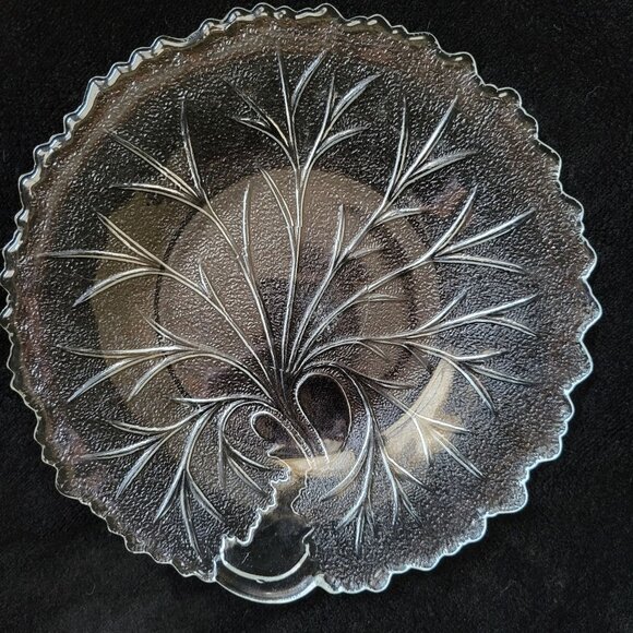 Vintage Indiana Pebble Clear Glass Cabbage Leaf Plate 8 1/2" Vintage Salad Plate - Picture 1 of 3